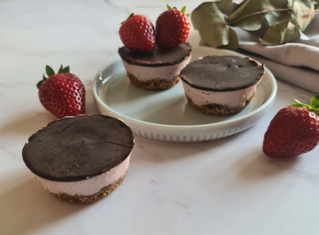 raw mini strawberry cheesecake